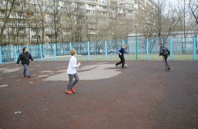 На фото спортивная площадка около школы №870 в районе Царицыно