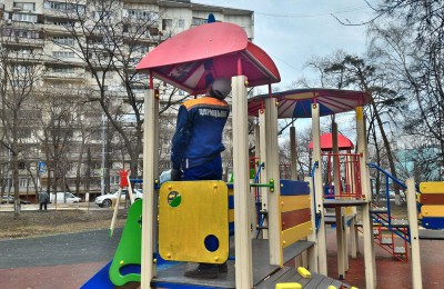 Косметический ремонт детских площадок проводится в районе Царицыно