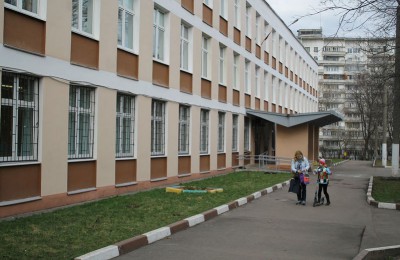 На фото одна из школ в районе Царицыно