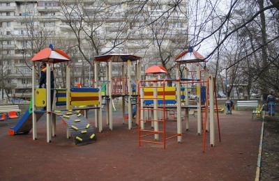 На фото детская площадка около дома 3 на Севанской улице