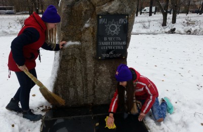 Активные школьники после прошедшего снегопада привели в порядок памятник
