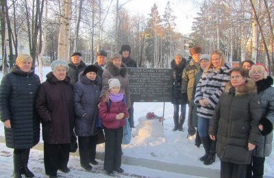 Получатели социальных услуг ТЦСО «Царицынский» возложили цветы к Памятному знаку на Аллее Славы