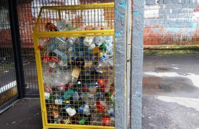 Сетчатые контейнеры для сбора пластиковых бутылок установили в районе Царицыно