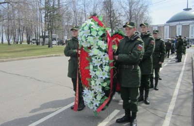Студенты района возложили венки и цветы на годовщину катастрофы на ЧАЭС