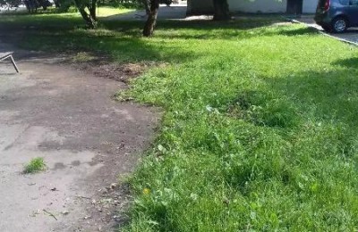 Городские службы очистили двор от мусора на Кавказском бульваре после обращения жителя
