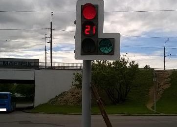 Светофор на перекрестке Каспийской и Бакинской улиц вернули в нормальное положение