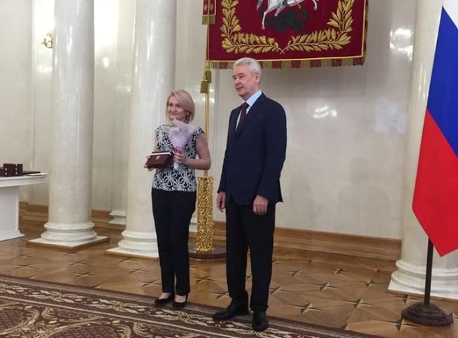Медсестра Татьяна Королева получила награду от мэра Москвы