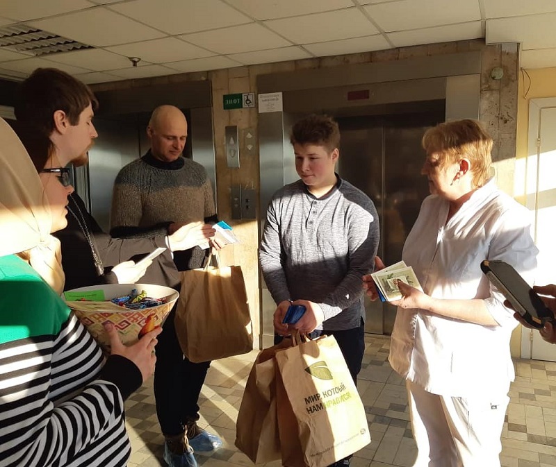 Пациентов больницы имени Буянова поздравили ученики «Живоносного источника»