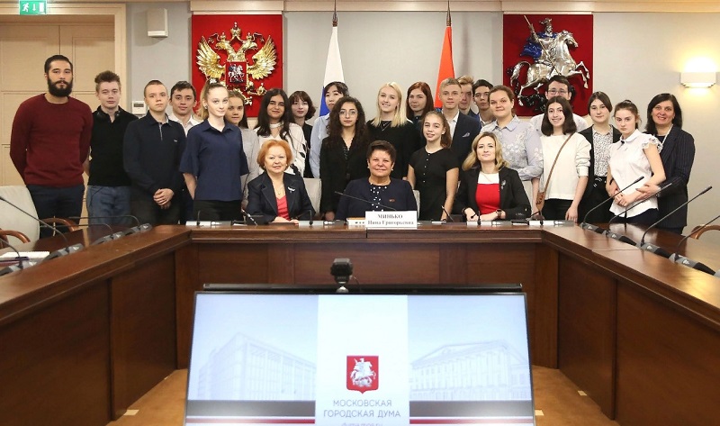 Школьники Царицына посидели в креслах депутатов
