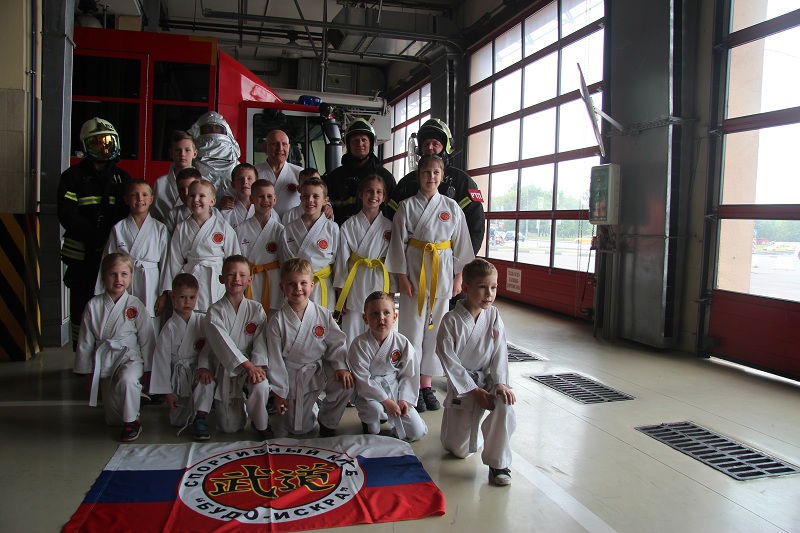 Юные спортсмены пришли в гости к московским пожарным