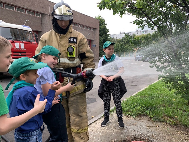 Почувствовать себя настоящим пожарным — это ли не счастье для детворы!
