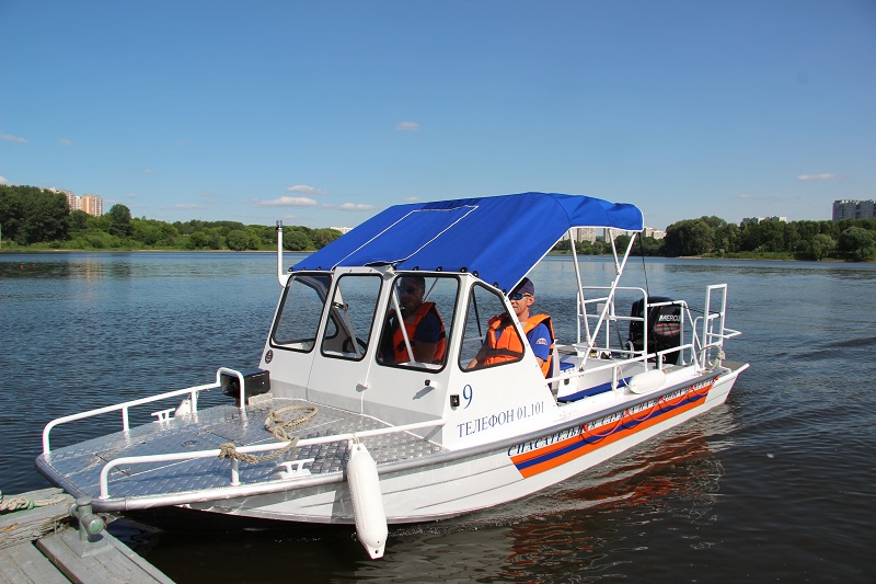 Спасатели вытащили из воды двух тонущих человек