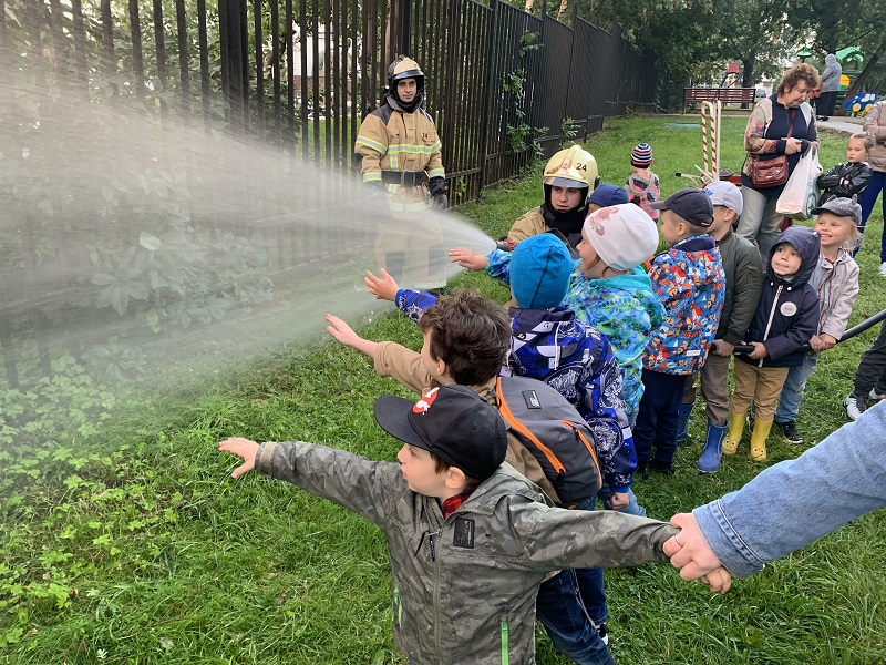 МЧС на детской площадке!