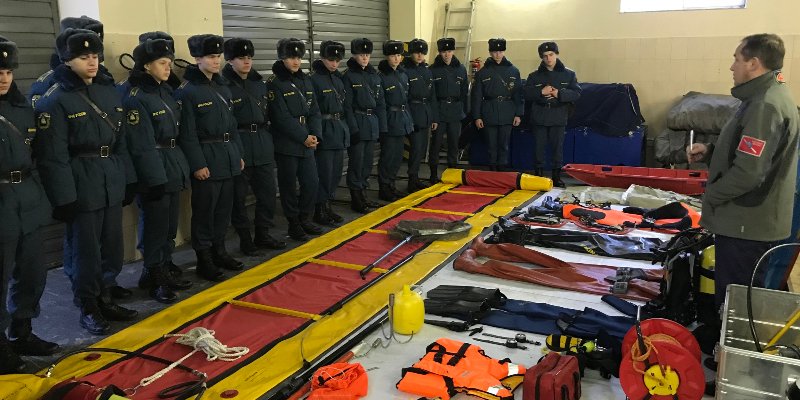 Водные спасатели провели занятия со слушателями Академии государственной противопожарной службы МЧС России