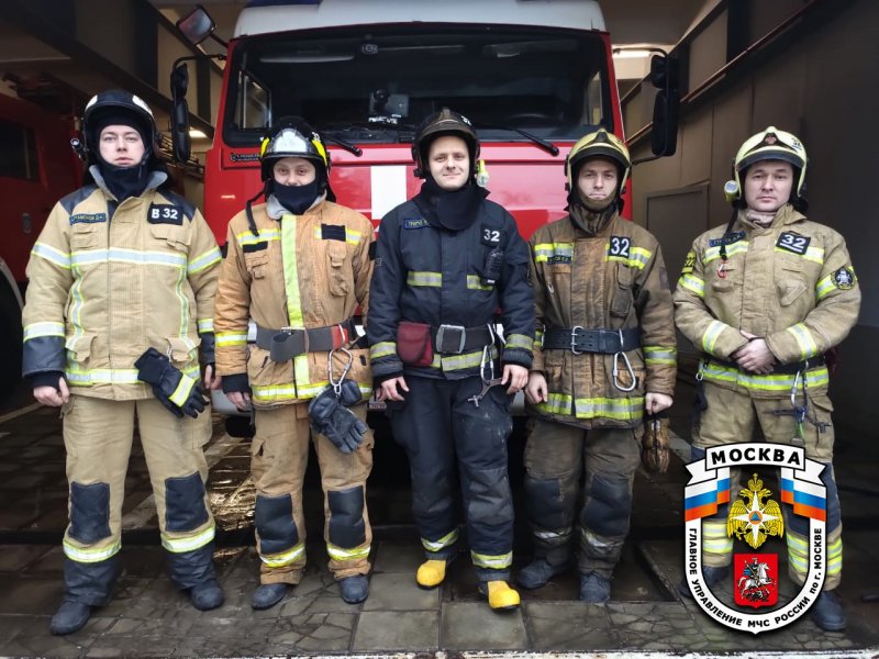 На Юге Москвы огнеборцы спасли двух человек и домашнего питомца