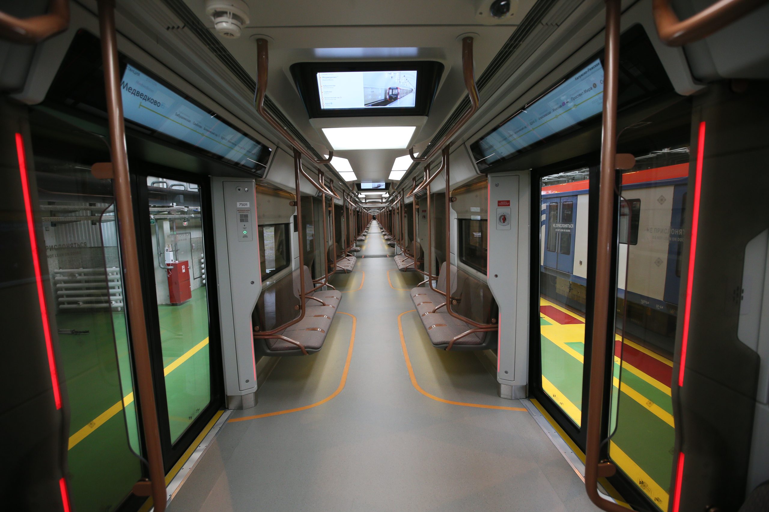 Новые вагоны метро в москве внутри