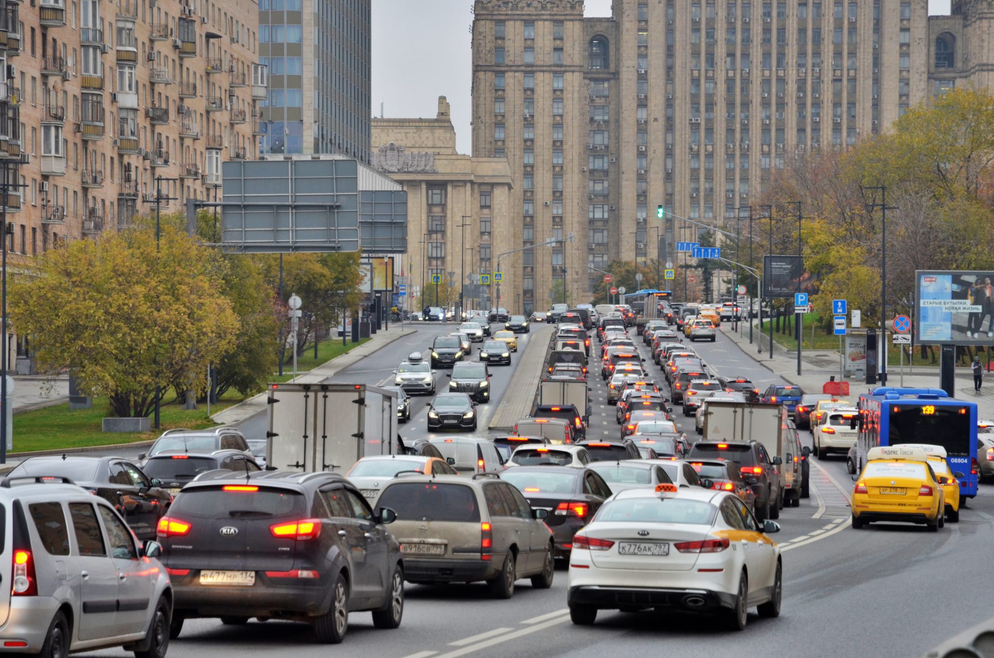 Департамент движения москвы. Дороги Москвы. Транспортная инфраструктура Москвы. Дороги в центре Москвы. Эстакада на садовом кольце.