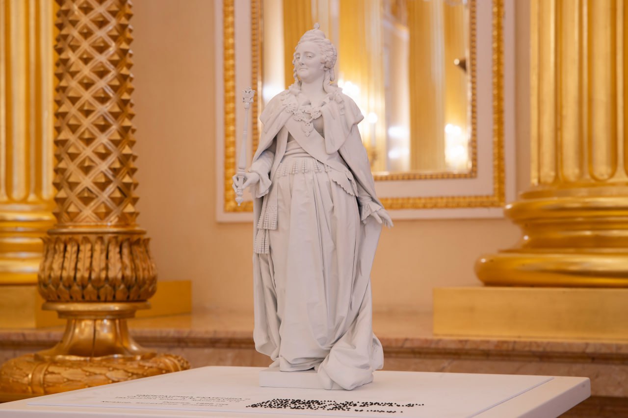 Представители МЗ «Царицыно» рассказали о тактильной копии статуи Екатерины II. Фото: страница МЗ «Царицыно» в социальных сетях