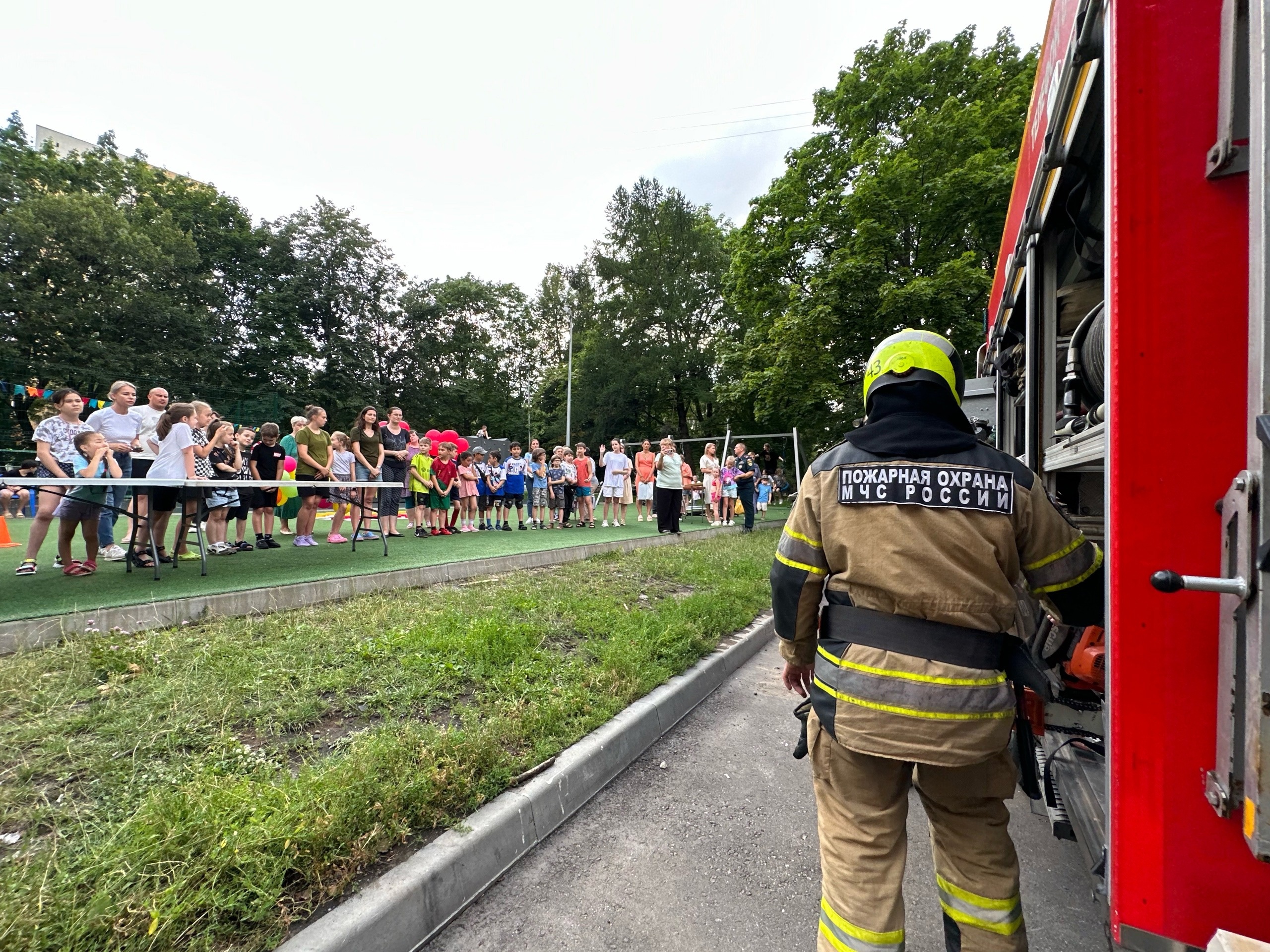 Пожарная машина приехала на праздник ЦД «Личность». Фото: страница ЦД «Личность» в социальных сетях
