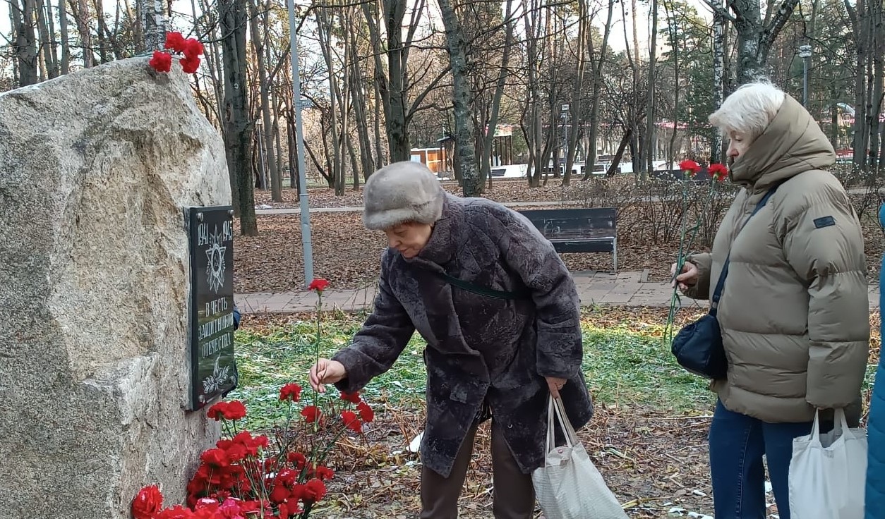 Руководитель музея школы №904 приняла участие в церемонии возложения цветов. Фото: официальная страница школы №904 в социальных сетях