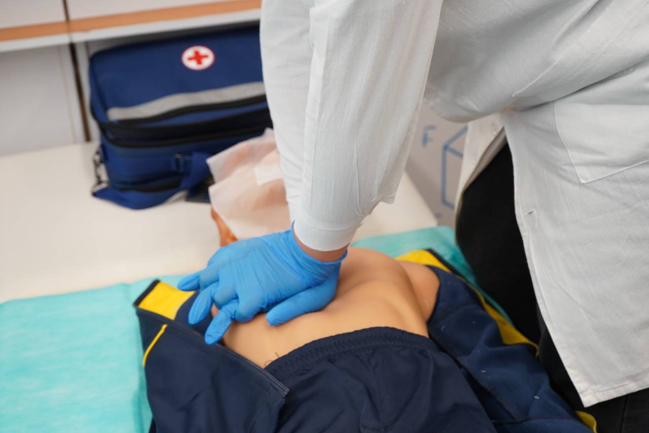 Всех специалистов социальной сферы учат оказанию первой помощи. Фото: Анна Быкова, «Вечерняя Москва»