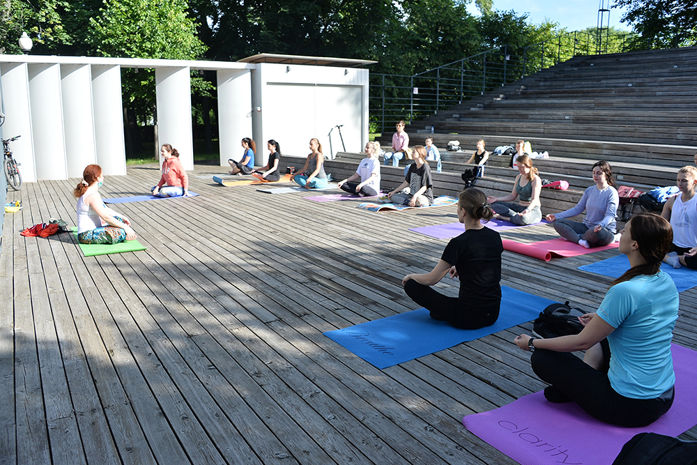 Вечерняя йога в парке «Сосенки»: жителей района пригласили на открытую тренировку. Фото: Пелагия Замятина, «Вечерняя Москва»