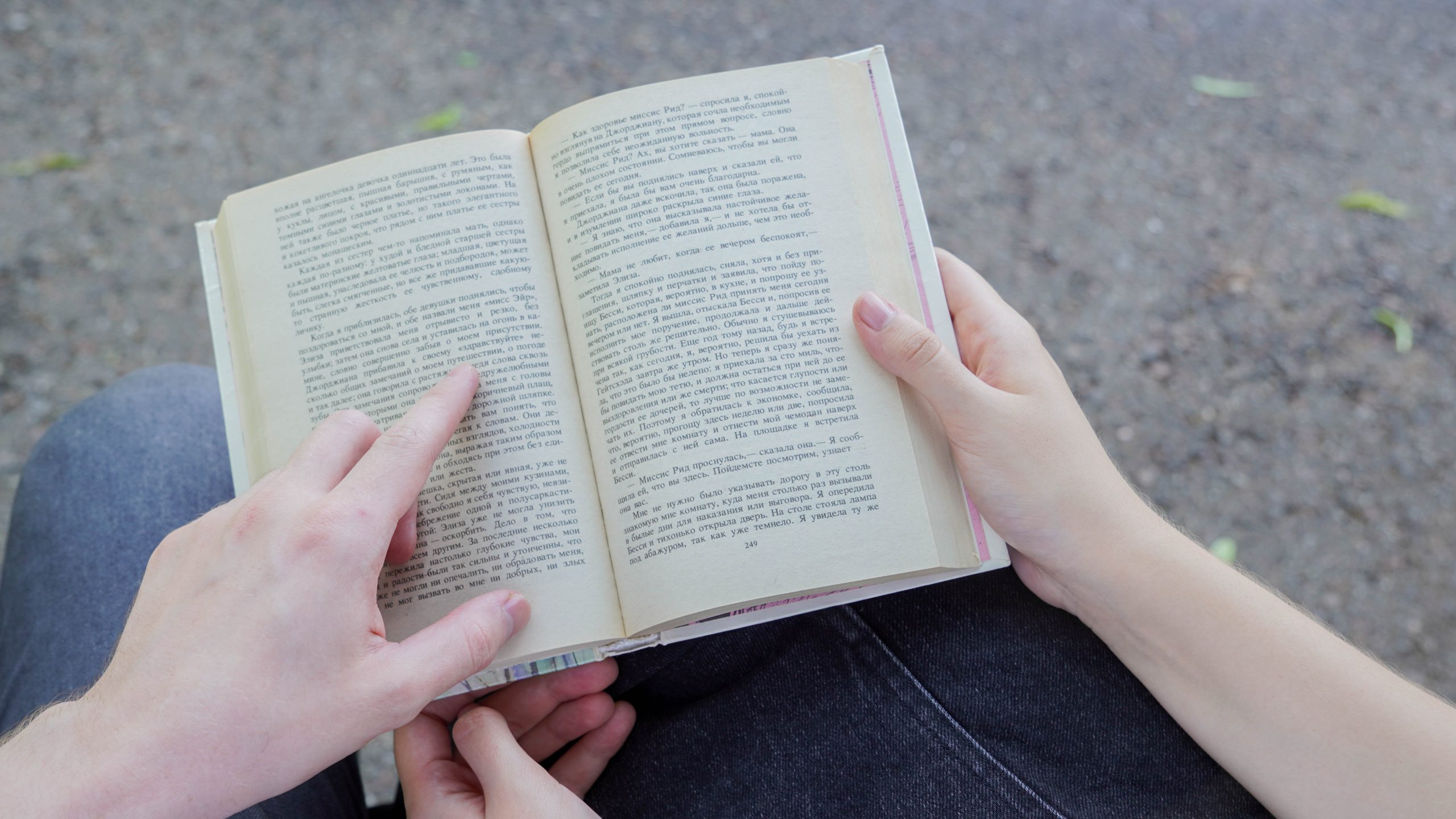 Сотрудники библиотеки №141  «Лукоморье в Царицыно» организуют литературный час. Фото: Ксения Догонашева, «Вечерняя Москва»