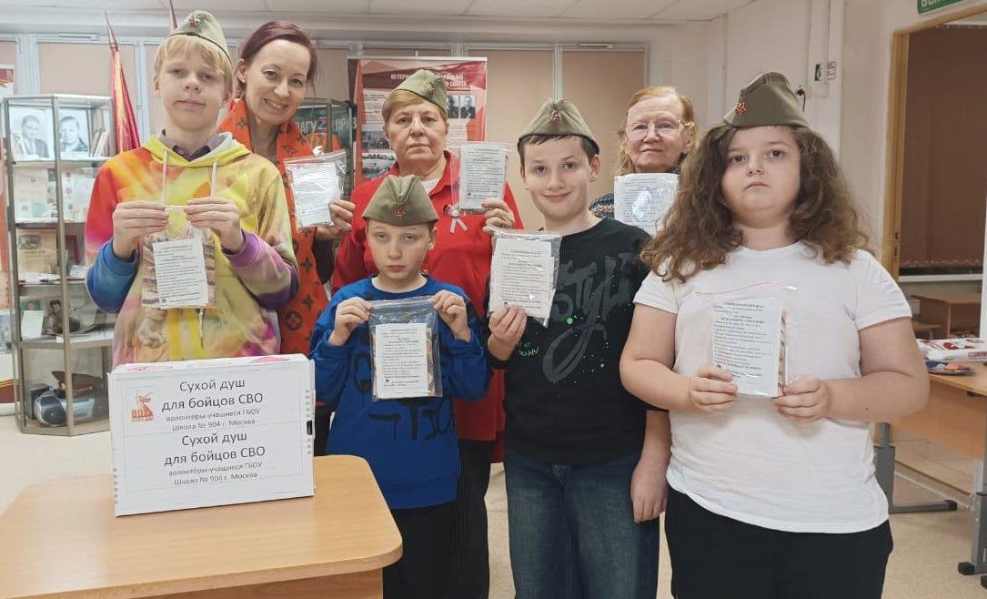 Волонтеры из школы №904 собрали посылку в Луганск. Фото: страница школы №904 в социальных сетях