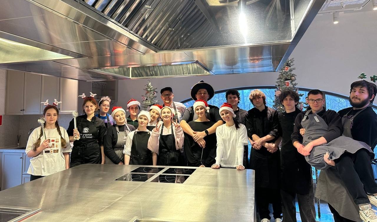 Мастер-класс по приготовлению новогодних блюд прошел для студентов Колледжа «Царицыно». Фото: страница Колледжа «Царицыно» в социальных сетях