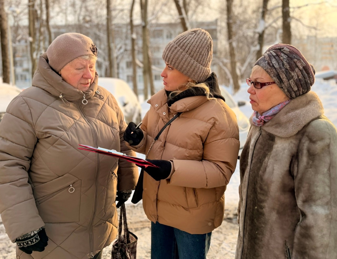 Представители управы района Царицыно провели обход территории. Фото: страница управы района Царицыно в социальных сетях